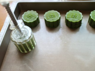 8、抹茶冰皮月饼,然后用月饼模具按压出形状即可