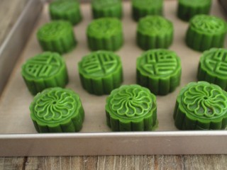 9、抹茶冰皮月饼,做好冰皮月饼最好放在冰箱冷藏一会在吃口感更好
