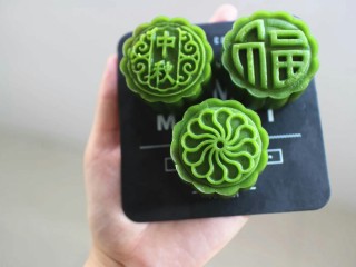 11、抹茶冰皮月饼,绿油油的颜色很好看