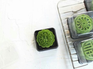 12、抹茶冰皮月饼,吃不完的冰皮月饼可以用包装盒包装好！