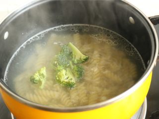 5、番茄罗勒意面,意面煮好的时候，把西兰花加进去烫一下。