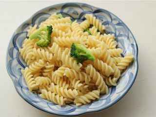 6、番茄罗勒意面,马上过凉水，沥干水分待用。