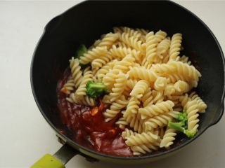11、番茄罗勒意面,刚才煮好的螺旋意面，加入到酱料中拌匀。