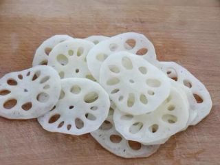 1、香辣藕片,将莲藕削去外皮，然后切成薄厚适中的片状。