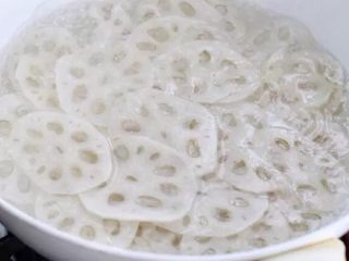 2、香辣藕片,锅中烧开水放入藕片，水开后再煮一两分钟，捞出立刻过凉水，再将藕片放入清水中浸泡防止氧化变色。