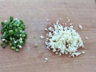 3、香辣藕片,小葱洗净后切成葱花，大蒜切碎备用。