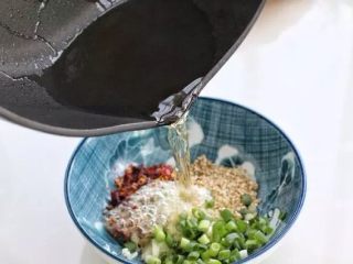 7、香辣藕片,把烧热的油浇倒在放有调料的小碗中，激发出调料的香味来。