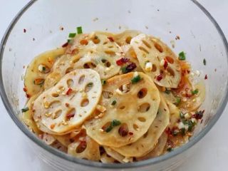 8、香辣藕片,然后把榨好的调料倒入藕片中，带一次性手套抓拌均匀即可。