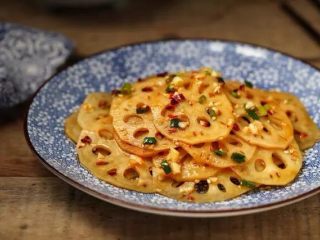 9、香辣藕片,一道麻辣脆嫩、简单快手的香辣藕片就做好了！