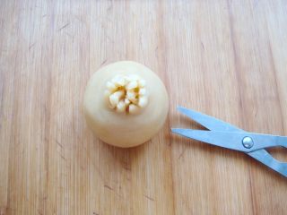 5、#甜味#花好月圆创意月饼,用剪刀剪几下，做花蕊。