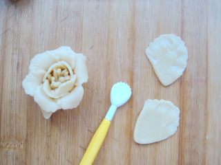 11、#甜味#花好月圆创意月饼,同样方法再做两个小花朵。（共两层花瓣）