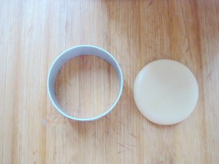 14、#甜味#花好月圆创意月饼,点缀部分制作：面团擀成厚度大约0.5厘米的面片，直接压出圆形，做圆圆的月亮。