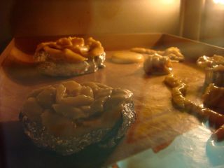 19、#甜味#花好月圆创意月饼,摆放到烤盘里烤箱提前预热，上170度，下160度，放中层，烤五分钟定型。锡纸卷成细棒，取出烤盘，把叶子面片随意的摆放到锡纸棒上，这样叶子出来