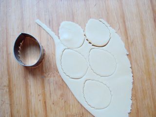 20、#甜味#花好月圆创意月饼,锡纸卷成细棒，取出烤盘，把叶子面片随意的摆放到锡纸棒上，这样叶子出来形状会更立体，均匀的刷上全蛋液。