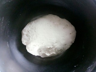 4、冬至之羊肉馅饺子,揉匀，醒十分钟后再揉成光滑的面团，醒半个小时