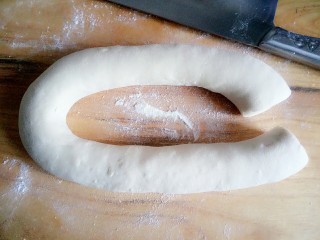 7、冬至之羊肉馅饺子,用手边抻边捏呈拔河状把面团拉开