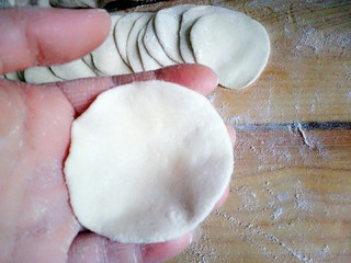 13、冬至之羊肉馅饺子,手指呈弯曲状，取一个面皮放手指上