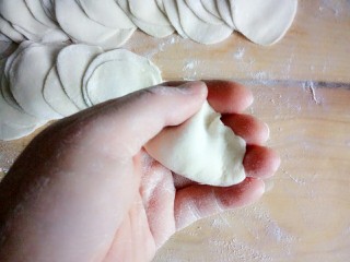 16、冬至之羊肉馅饺子,大拇指向下压，两手合拢向内挤