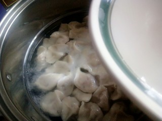 19、冬至之羊肉馅饺子,水开了点水，开三点三，煮好后捞出来