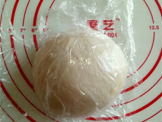 4、酱香春卷,覆盖上保鲜膜，松弛10分钟左右；