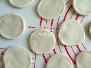 6、酱香春卷,将丸子压扁，擀成均匀大小的圆形面皮；