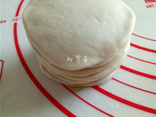 7、酱香春卷,将面皮叠起来，每张面皮之间刷上适量植物油；我分成了两份，8张面皮叠在了一起；