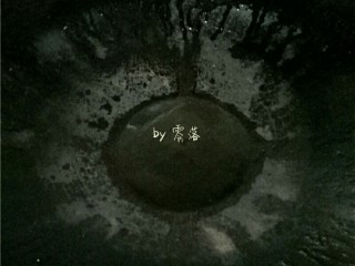 11、酱香春卷,炒锅烧热，放入适量植物油；