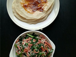 14、酱香春卷,春卷皮抹上适量沙茶酱；