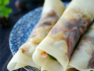 15、酱香春卷,再将蔬菜卷上即可食用。