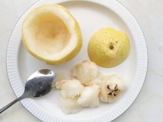 3、冰糖银耳雪梨羹,去核掏空,成一个梨盅。