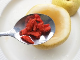 5、冰糖银耳雪梨羹,枸杞。