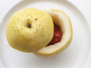 8、冰糖银耳雪梨羹,盖上梨盖。
