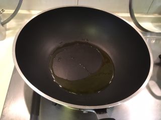 2、红烧鲫鱼,油锅3T油大火烧热