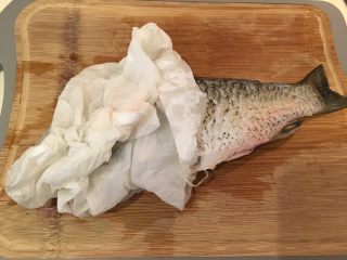 3、红烧鲫鱼,用厨房纸巾拭干水分