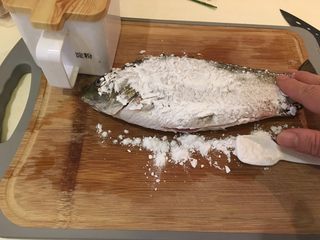 4、红烧鲫鱼,在鱼身上抹满生粉