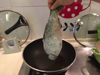 5、红烧鲫鱼,抓着鱼尾巴以倒吊方式入锅