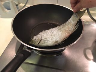 6、红烧鲫鱼,动作轻一点蛤，然后静置3分钟不动