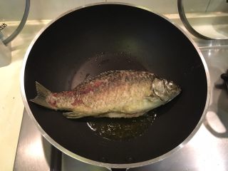 7、红烧鲫鱼,翻面继续煎5分钟