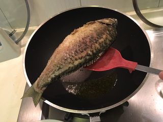 8、红烧鲫鱼,捞起备用