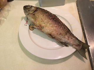 9、红烧鲫鱼,抹生粉帮助你把鱼煎得很美