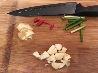 10、红烧鲫鱼,姜切片、蒜切块、葱切段、辣椒随便