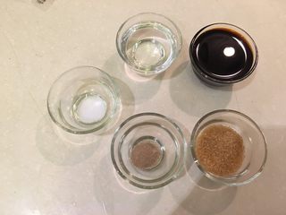 11、红烧鲫鱼,调味料准备好