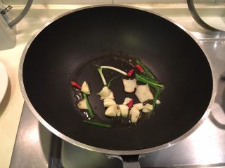 12、红烧鲫鱼,油锅里的油保留1/3，爆香葱姜蒜辣椒