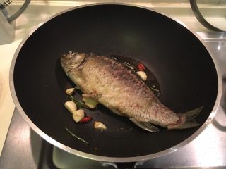 13、红烧鲫鱼,煎好的鱼摆上去
