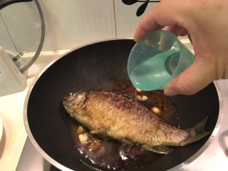 14、红烧鲫鱼,加入酱油、米酒、白胡椒、糖，再加一杯水