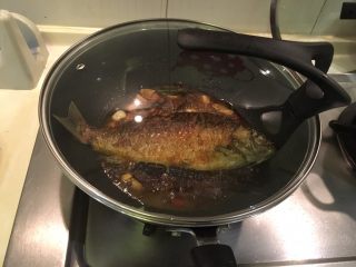 15、红烧鲫鱼,盖起来焖烧10分钟，中间翻面一次