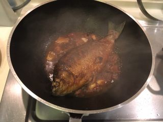 16、红烧鲫鱼,酱汁稍稍收干有芡意时就可以起锅啦