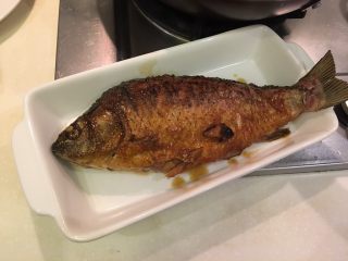 17、红烧鲫鱼,小心的将鱼移到盘里