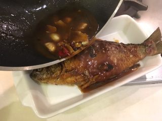 18、红烧鲫鱼,汤汁淋上去
