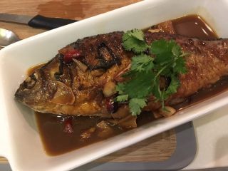 19、红烧鲫鱼,放些绿绿的香菜